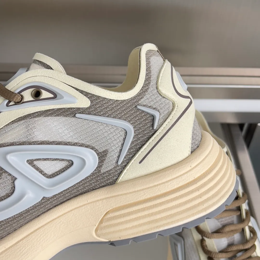 [DIOR] P: 560💰 Men's 39-44 (customized at 45.46) Dior Dior B30 series Countdown technology sneakers casual dad shoes This B30 Countdown technology sneaker is a new product in the 2026 spring men's wear series. The sports silhouette combines high-end logos and technological performance, making it unique. Lightweight and comfortable, it's inspired by modern running and crafted from materials like white and gray N30 nylon, a breathable technical fabric with multiple layers of translucence. Decorated with navy blue injection molded rubber panels and a graphic reinterpretation of the CD30 logo to enhance the style. Rubber Dior B30 and CD30 logos on the tongue and backside. The textured-effect sole is made from elastic rubber and foam and features classic details for ideal comfort. Can be matched with sportswear and casual outfits to create a sophisticated look. Exquisite packaging at the delivery counter 🛍📦 ▪️Fabric: original customized technical fabric + mesh ▪️Inner lining: customized breathable lining ▪️Outsole: original molded IP foam + TPU outsole ▪️Insole thickness: 3.5CM